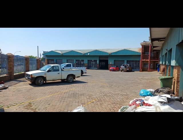 1,100M² BUILDING FOR SALE IN APEX